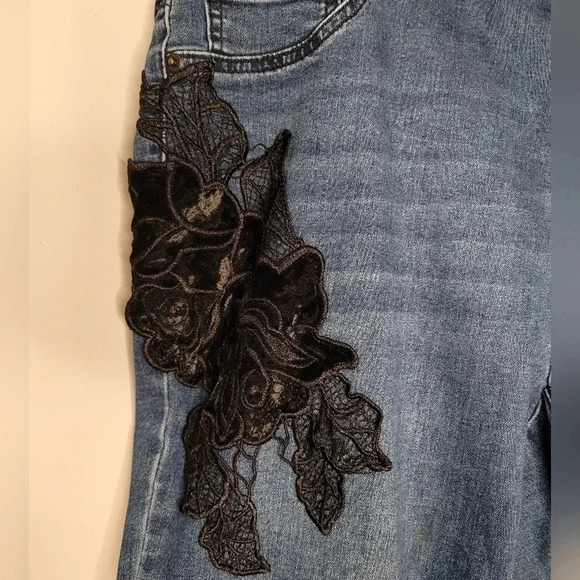ASHLEY STEWART stretchy blue jeans black floral appliques fitted jeans, size 18 - Picture 3 of 6
